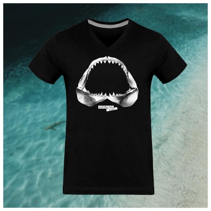 Breizh Traveller - T Shirt Homme Col V Requin / Shark - Australian Kiss - tee shirt homme