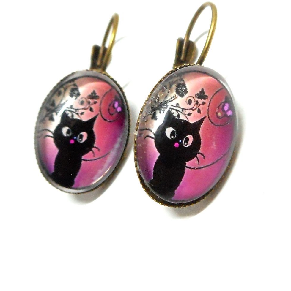 Boucles d'oreilles chat noir sur fond rose - Breloques et cie