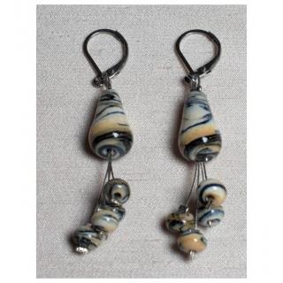 Délicatesse de perle - BOUCLES D’OREILLES « ÉCLATÉES » PERLES BEIGES - Boucles d&#039;oreille - Verre de Murano