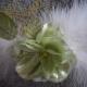 Evysoie - Broche/accessoire pour headband, fleur vert d&#039;eau, plume blanche, voilette or - Broche