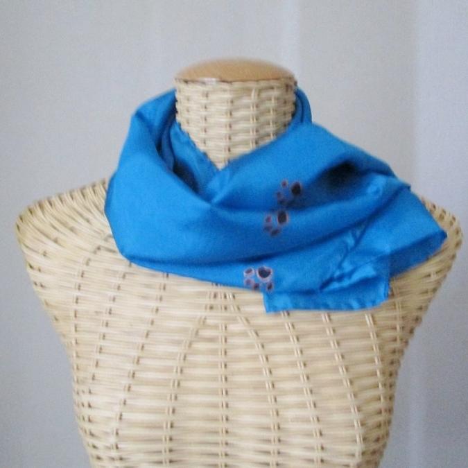 Evysoie - Echarpe en soie bleue motifs pattes de chats - Echarpe femme et ado
