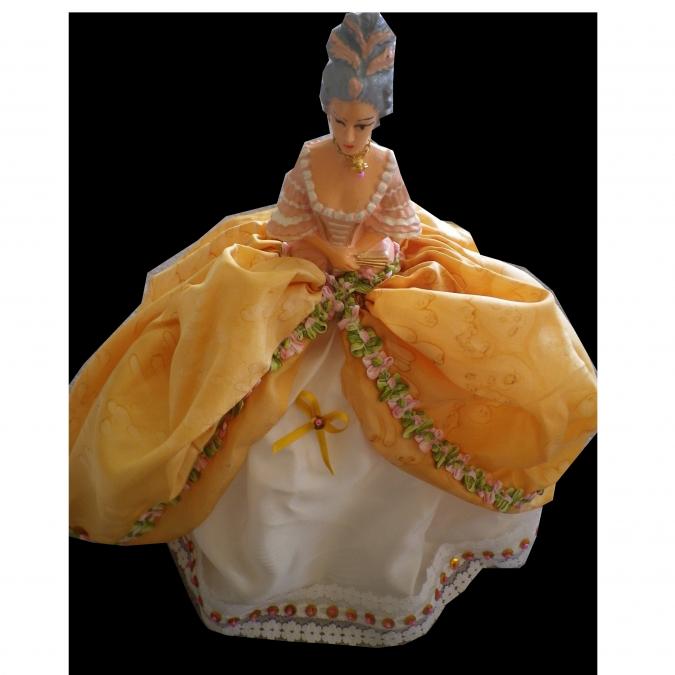 Evysoie - Marquise en soie peinte à la main  vieil or et blanc - POUPEE EN SOIE