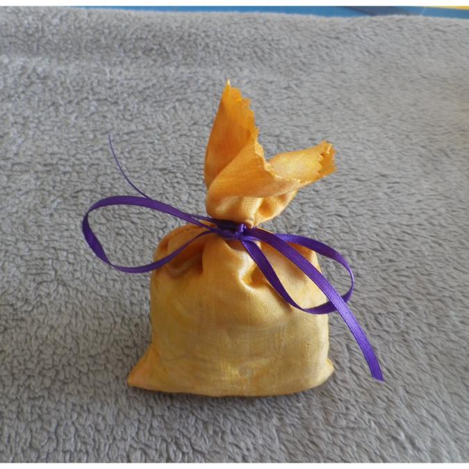 Evysoie - Sac lavande en soie, jaune d&#039;or avec ruban satin améthyste - sac lavande