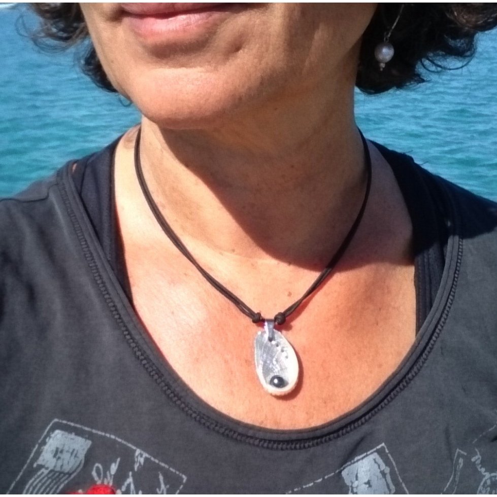 Collier Cordelette Noire Avec Pendentif Rond BMW - Neuf Avec étiquettes, Acier Inoxydable, Thème Voiture