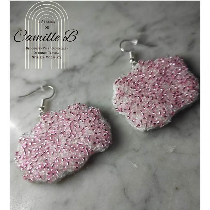 L' Atelier de Camille B - Boucles d&#039;oreilles brodées - Boucles d&#039;oreille - perles