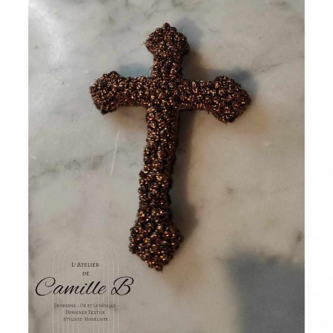 L' Atelier de Camille B - Broche brodée forme croix - Broche