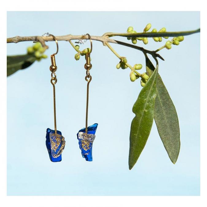 Bijoux l'Art de recycler - Boucles d&#039;oreilles tiges - Boucles d&#039;oreille - verre bleu marine, brisures de feuille d&#039;or