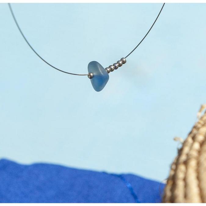 Bijoux l'Art de recycler - Collier verre de mer - Collier - verre bleu pétrole
