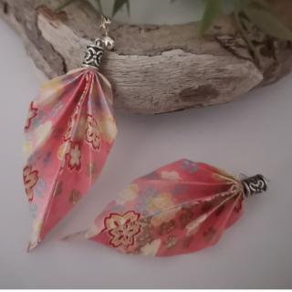 L'Atelier de Galemys - Boucles d&#039;oreilles feuille origami roses avec des fleurs de cerisiers - Boucles d&#039;oreilles-origami