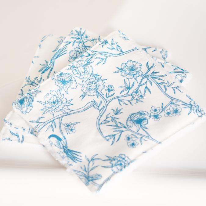L'Atelier de July - Coton lavable en tissu Bio &quot;Blue Bird&quot; et panier assorti - Panier + 7 cotons - Lingette