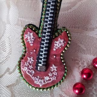 Les Fée...rmetures éclair - Broche guitare miniature en pâte polymère - Broche