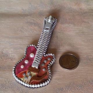 Les Fée...rmetures éclair - Guitare miniature aux couleurs estivales - Objets décoratifs