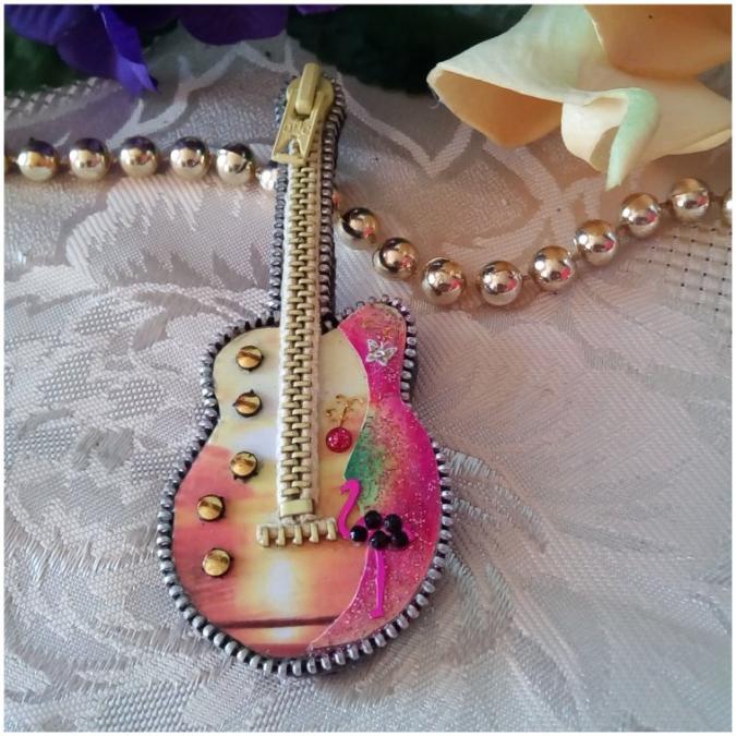 Les Fée...rmetures éclair - Guitare miniature décorée d&#039;un flamant rose sur fond de lever de soleil - Objets décoratifs