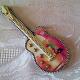 Les Fée...rmetures éclair - Guitare miniature décorée d&#039;un flamant rose sur fond de lever de soleil - Objets décoratifs