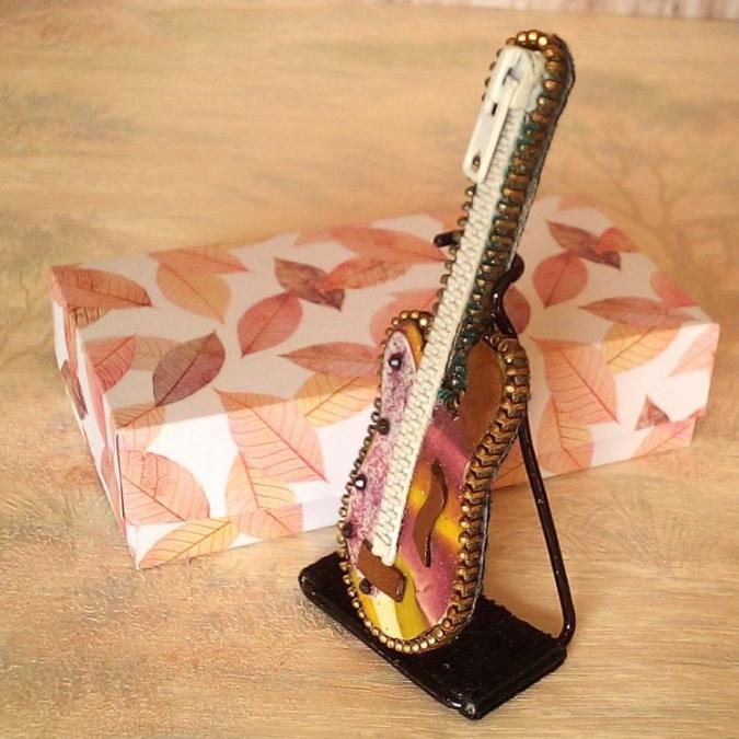 Les Fée...rmetures éclair - Guitare miniature en fermeture éclair aux multiples couleurs - Objets décoratifs