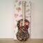 Les Fée...rmetures éclair - Guitare miniature en fermeture éclair décorée de volutes en papier roulé et des strass - Objets décoratifs