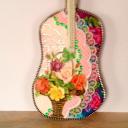 Les Fée...rmetures éclair - Guitare miniature en fermeture éclair, roses 3D et strass - Objets décoratifs