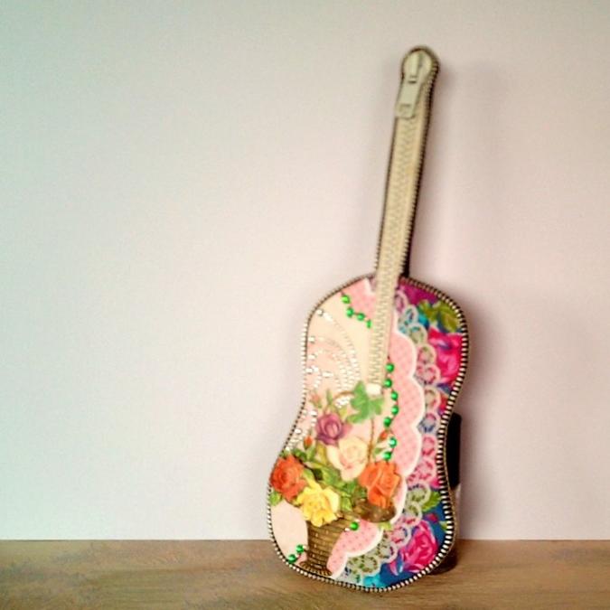Les Fée...rmetures éclair - Guitare miniature en fermeture éclair, roses 3D et strass - Objets décoratifs
