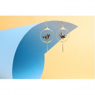 Les créations d'Eli - Boucles d&#039;oreille dorées à l&#039;or fin grues origami japonais fleurs dorées sur fond noir en créoles dorées 3 cm pampilles et perles de verre - Boucles d&#039;oreille - Or (jaune)
