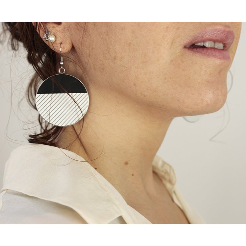 Injection Awareness Luminance Grande boucles d'oreille en cuir noir et blanc gravé atoum - Sandrine BOYER  | Direct Producteur