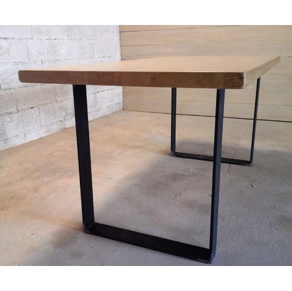Métal et Bois - Table en chêne / Piétements carrés en acier plat - Table - 