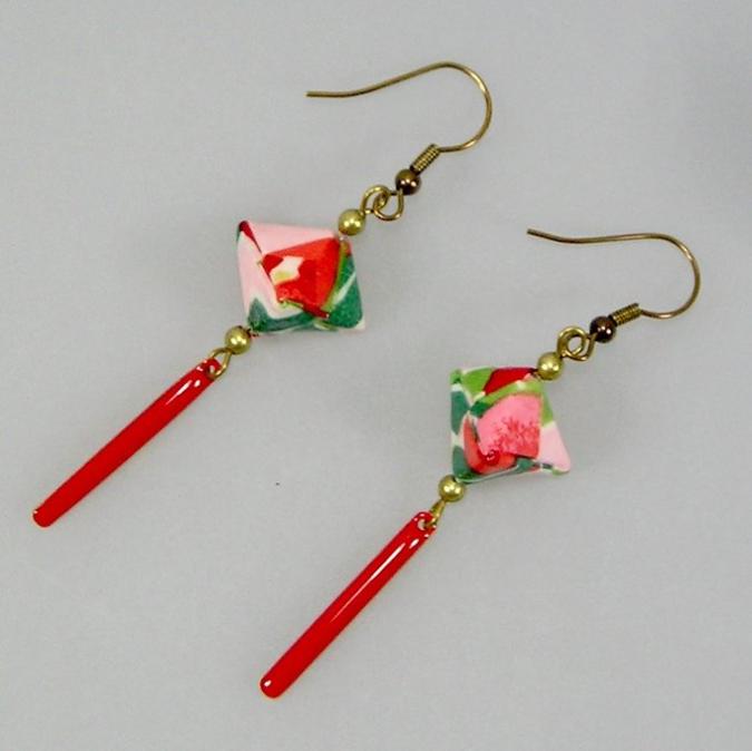 Terre de passion - Boucles d&#039;oreilles origami en papier japonais rouge, vert et rose, Maud - Boucles d&#039;oreilles-origami