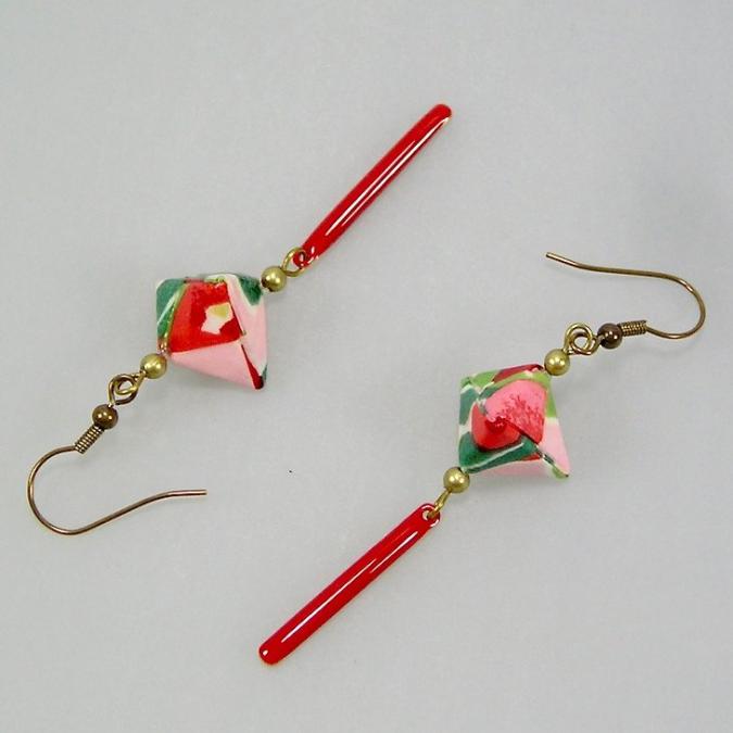 Terre de passion - Boucles d&#039;oreilles origami en papier japonais rouge, vert et rose, Maud - Boucles d&#039;oreilles-origami