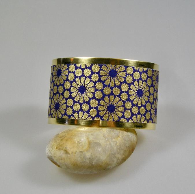 Terre de passion - Bracelet manchette en laiton brut et papier japonais bleu et doré - Bracelet manchette