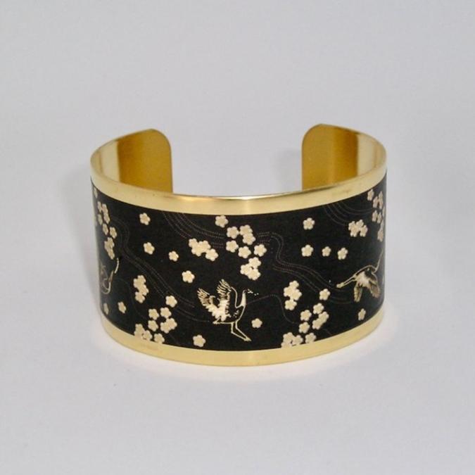 Terre de passion - Bracelet manchette en laiton brut et papier japonais noir et doré motif grues - Bracelet manchette