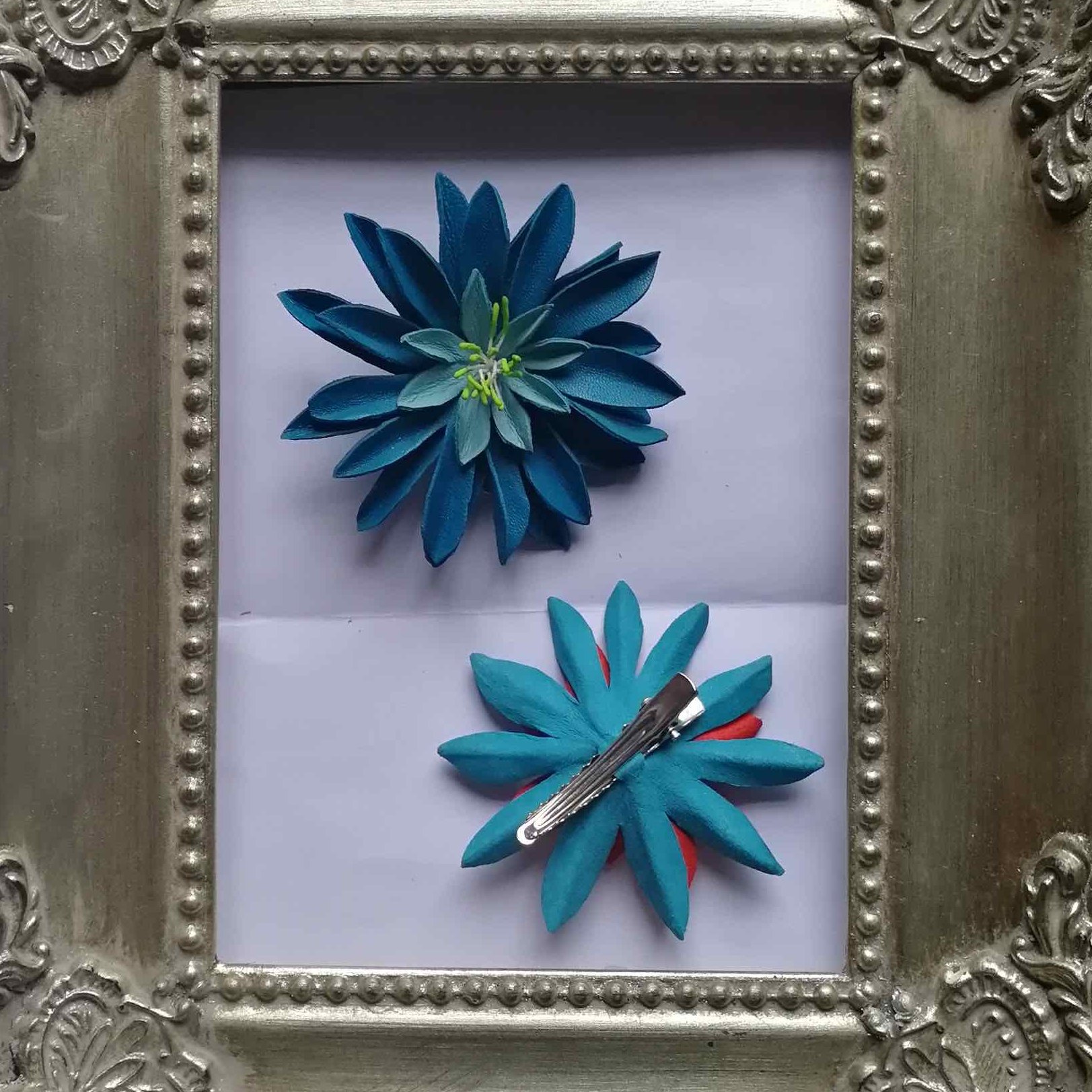 Broche Vintage En Celluloïd Bleu Lys - Peinte à La Main, Royaume-Uni, Bijou Délicat Années 50